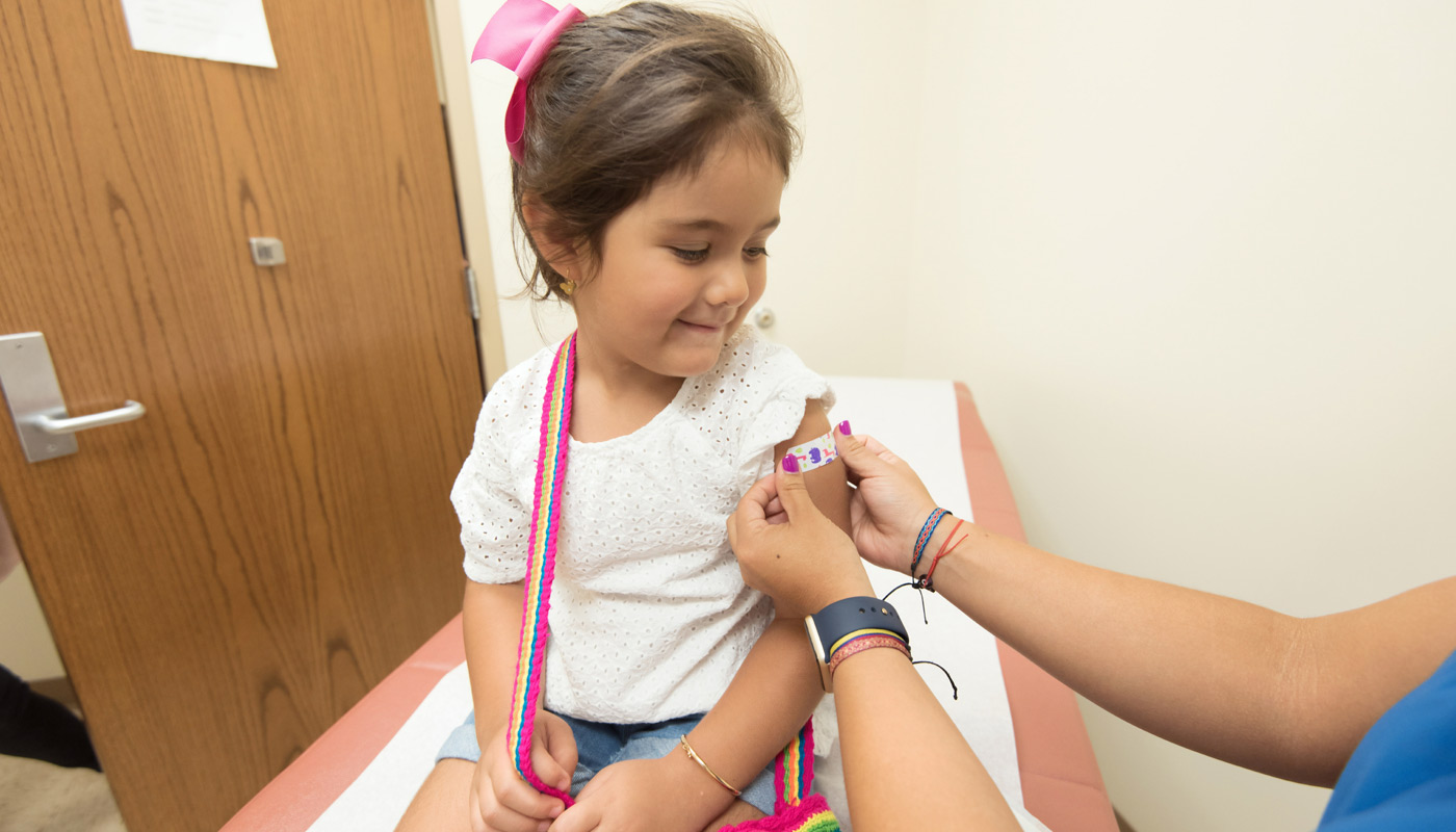 Niña recibiendo una vacuna contra la gripe